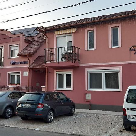 Alom Apartman Хайдусобосло Экстерьер фото