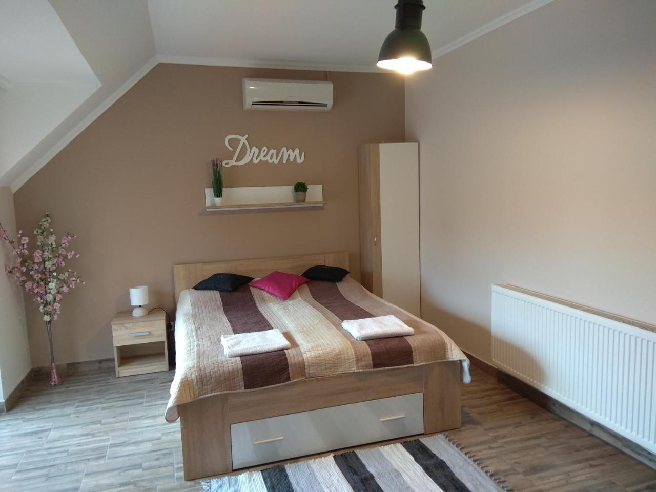 Alom Apartman Хайдусобосло Экстерьер фото